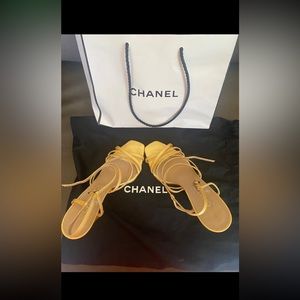 Chanel gold/yellow  shoes in good condition. Size 39.5.